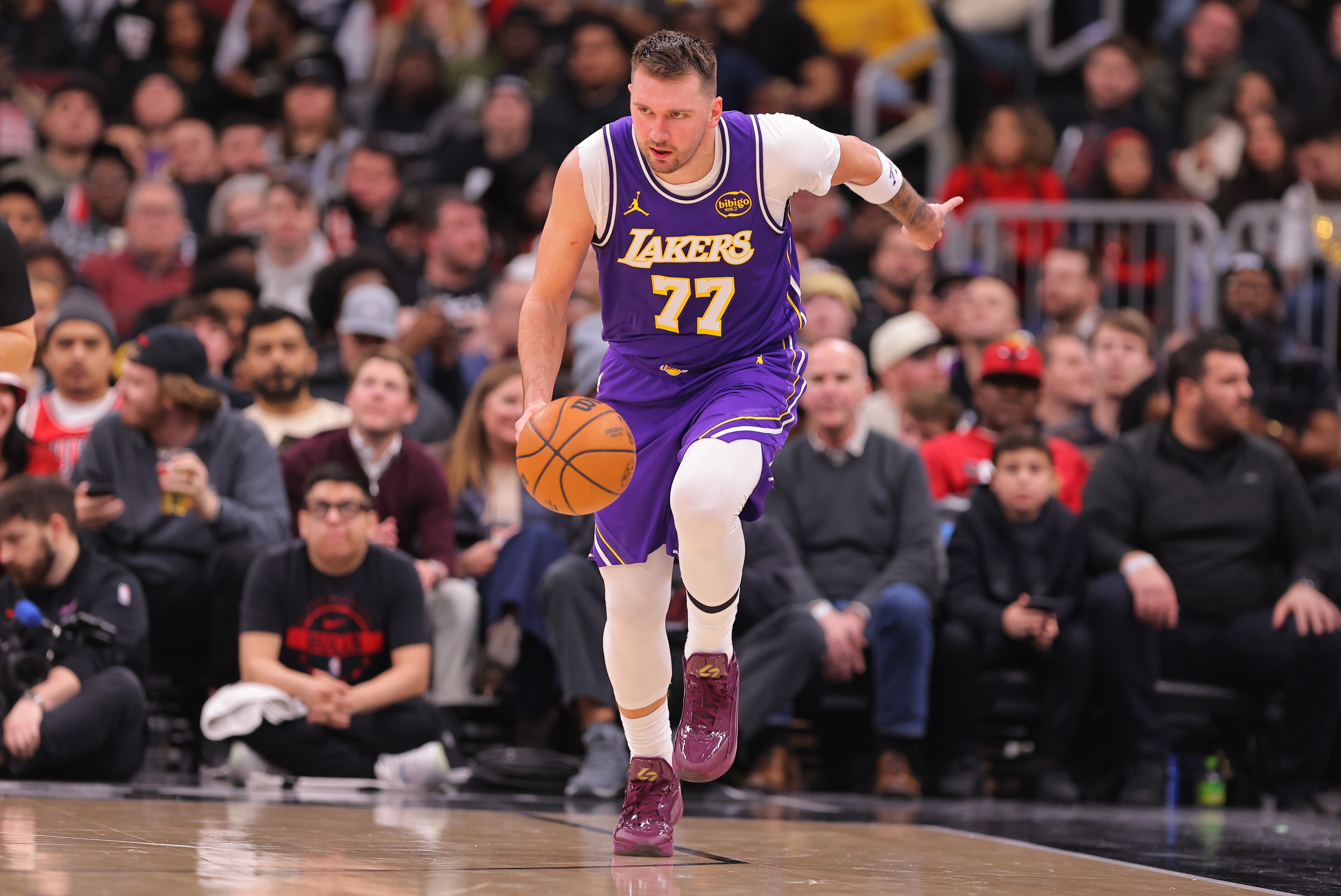 开云登录-别有大碍！东契奇次节左腿筋不适回更衣室 半场10中3&amp;5失误