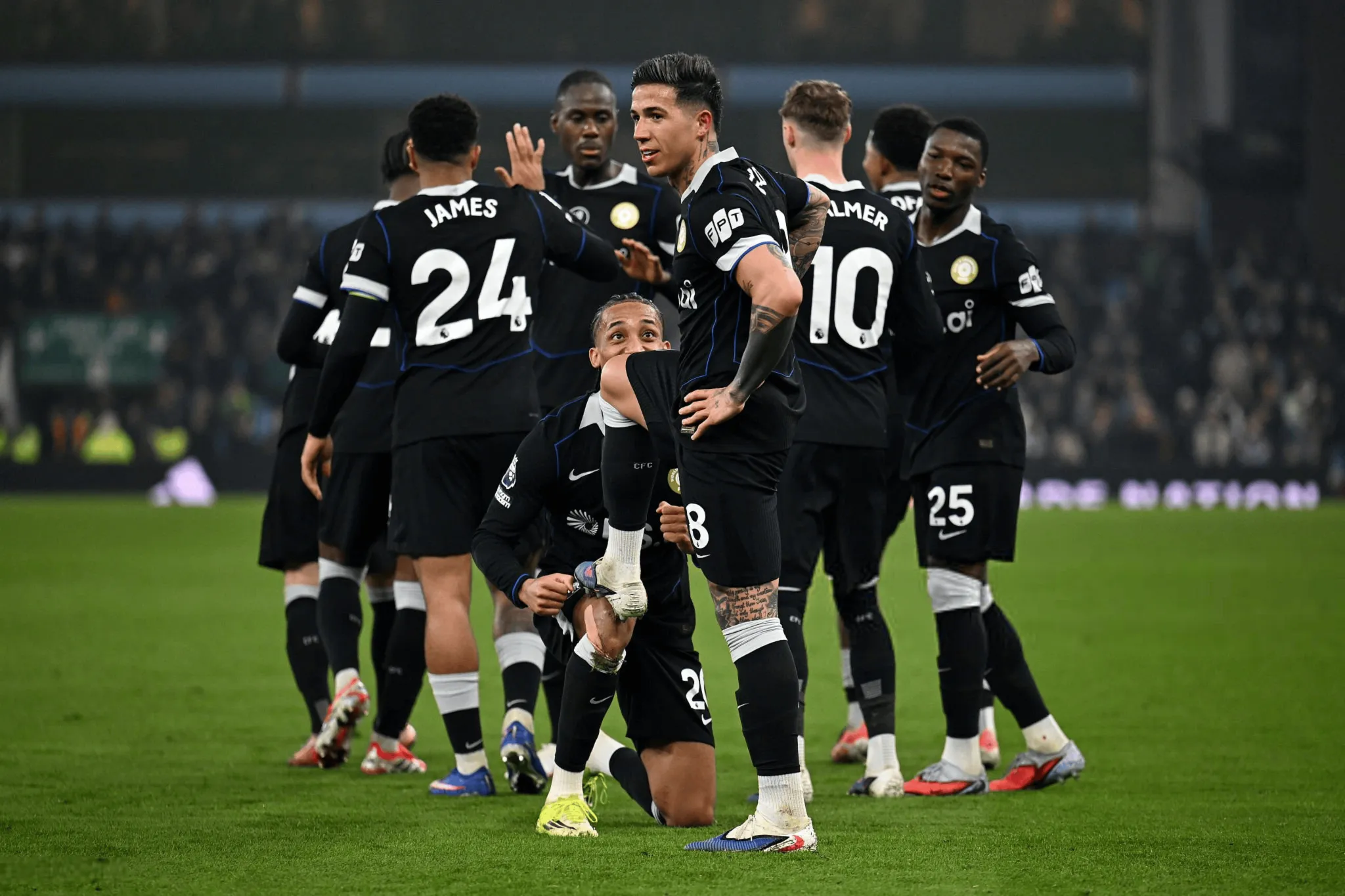 开云-恩佐&amp;amp;凯塞多本赛季英超已8张黄牌，32轮前再吃2黄将停赛两场